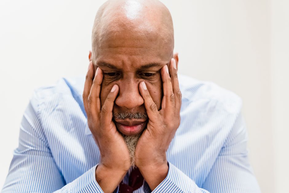 Person stressé se rongeant les ongles au bureau