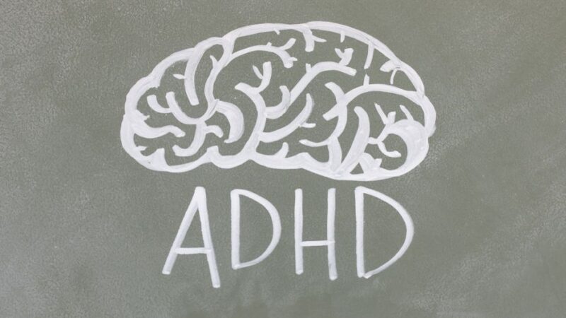 L’hyperémotivité n’est pas un diagnostic médical reconnu, mais un terme utilisé en psychologie pour décrire une réactivité émotionnelle plus intense que la moyenne, souvent associée à l’anxiété, à la sensibilité et à des difficultés relationnelles. Les sources francophones grand public la présentent comme un trait de caractère ou un mode de fonctionnement, pas comme une maladie.[1][2]