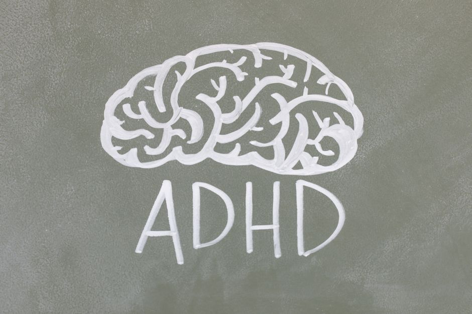 L’hyperémotivité n’est pas un diagnostic médical reconnu, mais un terme utilisé en psychologie pour décrire une réactivité émotionnelle plus intense que la moyenne, souvent associée à l’anxiété, à la sensibilité et à des difficultés relationnelles. Les sources francophones grand public la présentent comme un trait de caractère ou un mode de fonctionnement, pas comme une maladie.[1][2]