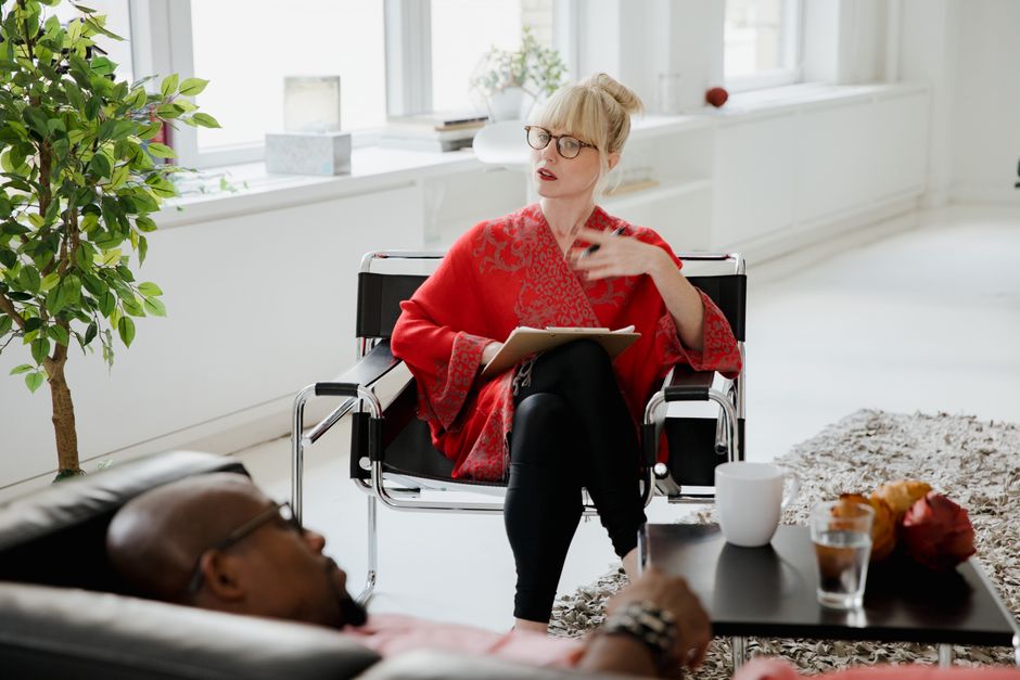 Therapist and patient in a calm counseling session, illustrating psychotherapy and healing from the past
