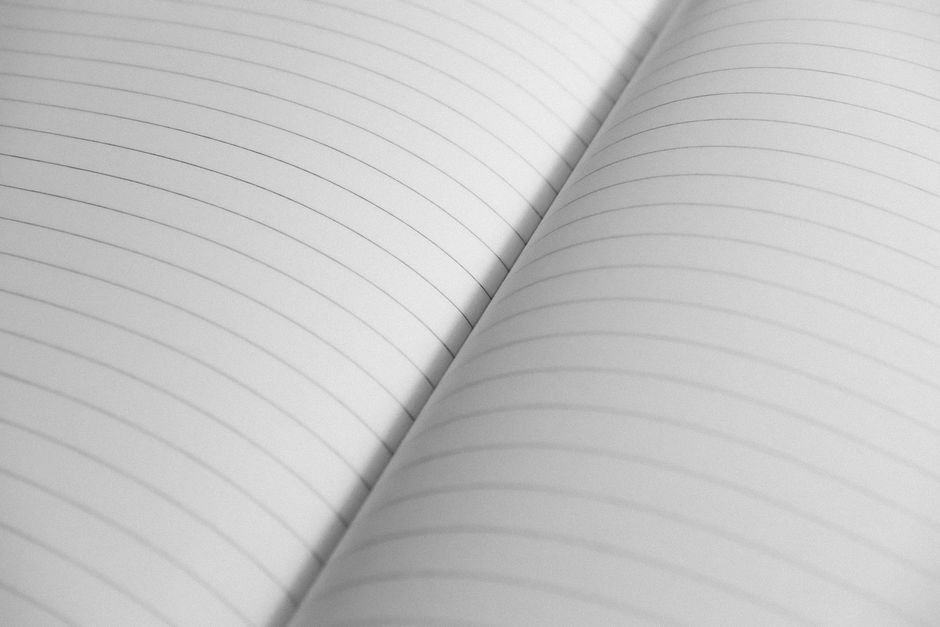 Personne écrivant des notes ou des preuves dans un carnet pour documenter des faits
