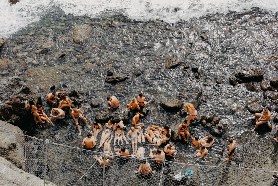 Groupe d’amis à la piscine ou à la plage, ambiance estivale détendue