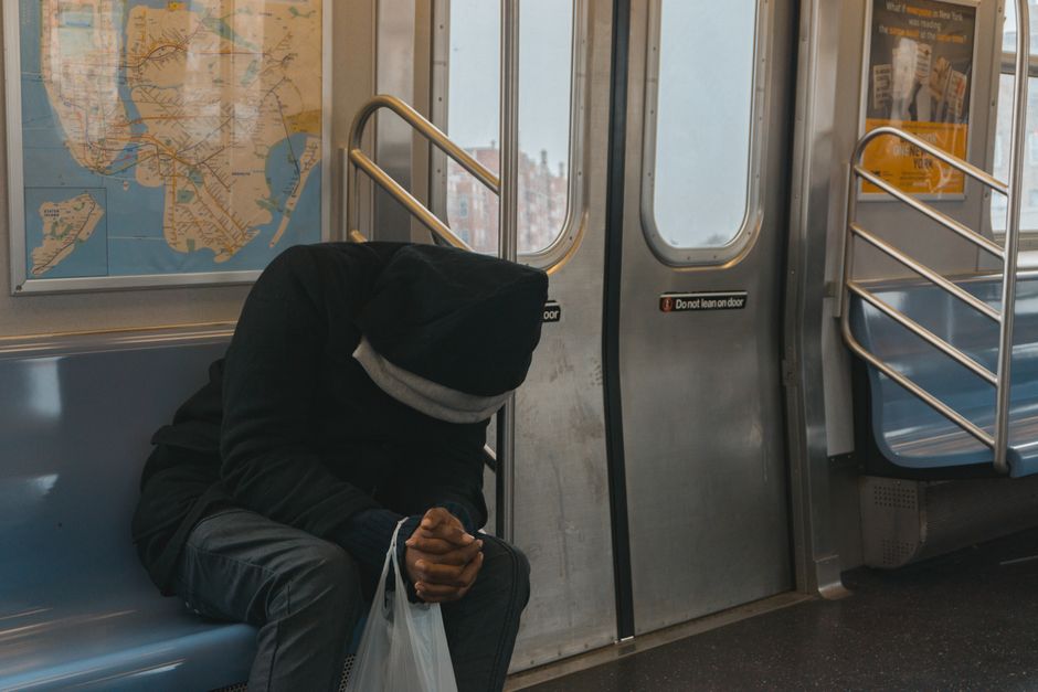 Homme pensif après une journée de travail intense