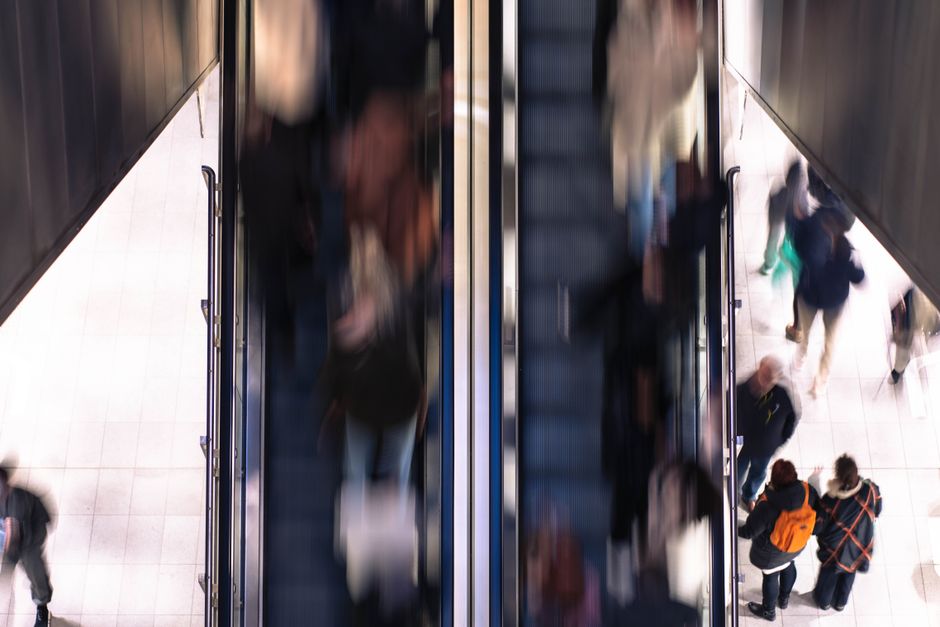 Homme dans un espace urbain ou commercial très stimulant