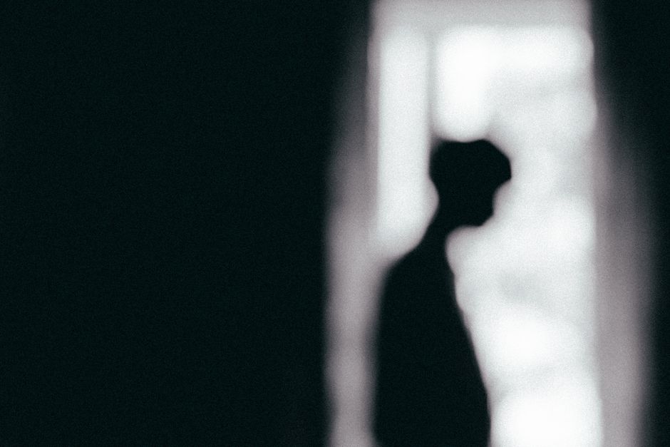 Silhouette abstraite avec cœur ou nuage sombre symbolisant l'anesthésie émotionnelle et l'anhédonie