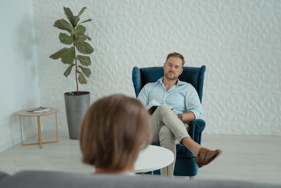 Homme en consultation psychologique dans un cadre apaisant