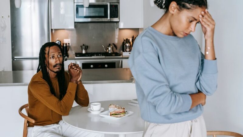 Relations malheureuses : pourquoi il est si difficile de partir, selon la psychologie