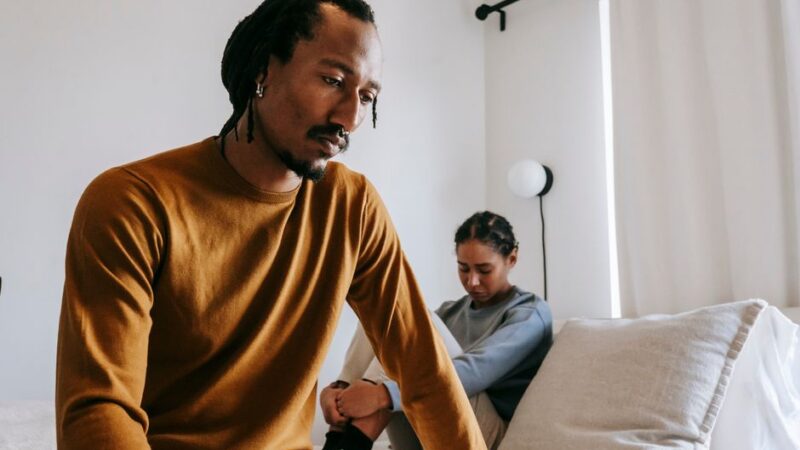 Quand on tombe amoureux d’une autre personne en couple : que faire selon la psychologie