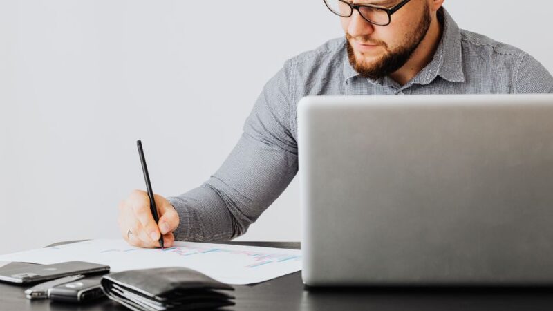 Syndrome de l’imposteur : symptômes, causes et solutions validées par la recherche