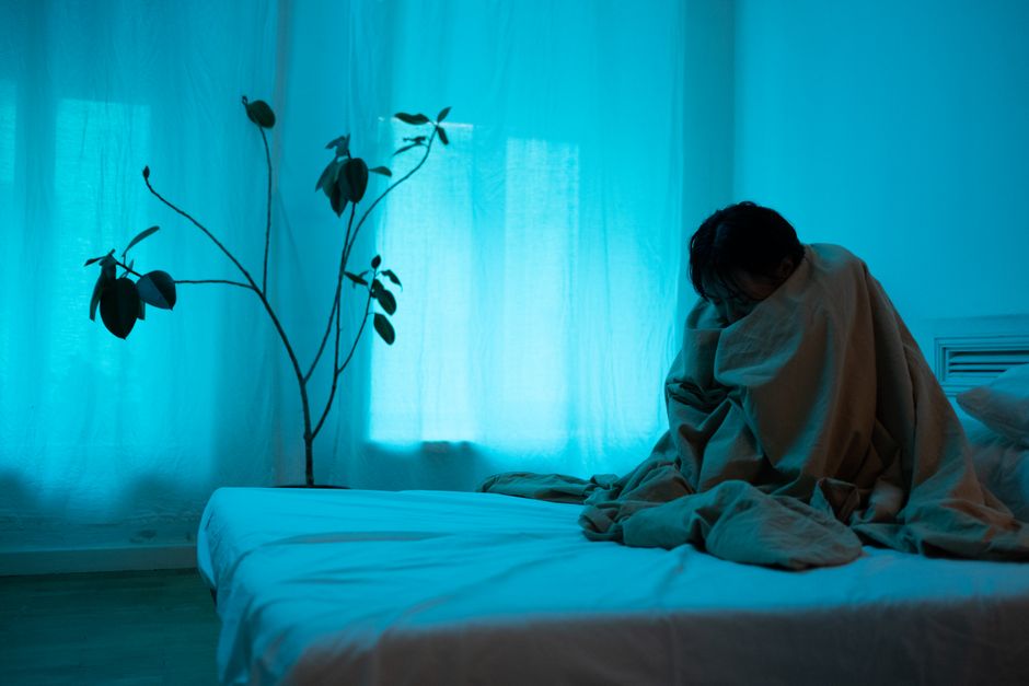 Personne réveillée la nuit, anxieuse après un cauchemar