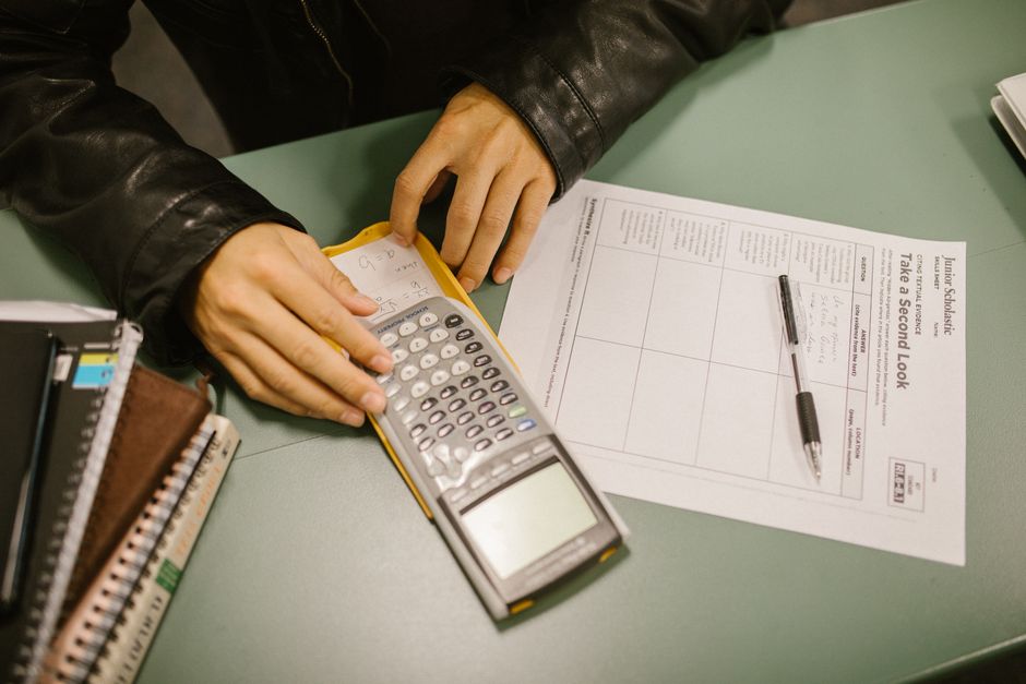 Comment une crise devient une règle familiale - https://www.psychologue.net/articles/lenfant-roi-devient-un-adulte-tyrannique