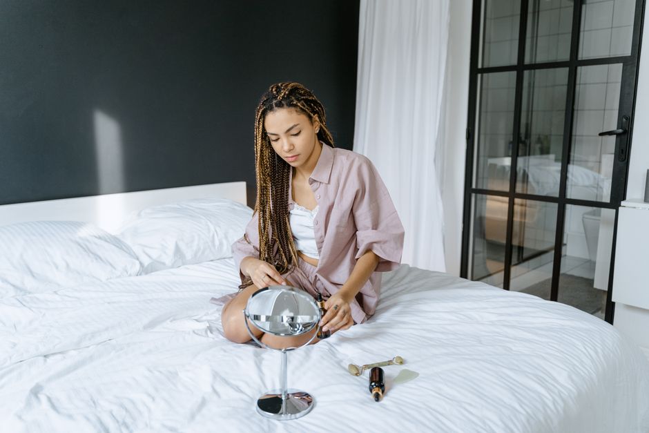 Person reflecting alone in a bedroom, self-knowledge and body awareness