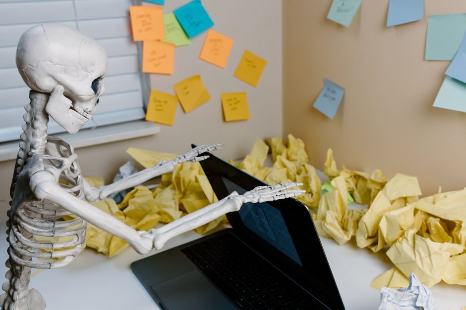 Bureau encombré avec notifications et multitâche sur ordinateur