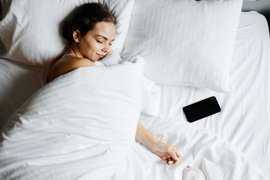 Personne en train de pratiquer une respiration calme avant de se rendormir